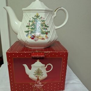 Holiday Teapot with Christmas Tree Design